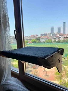 Pencereye monte edilmiş kedi yatağı